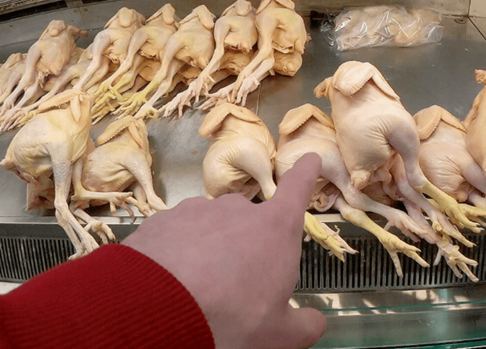 Почему в СССР куры продавались с лапками и головами, а сегодня их убирают